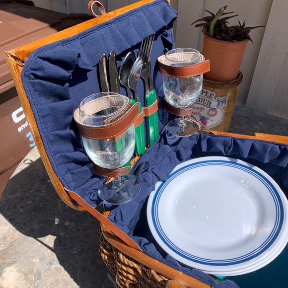 Vintage Pick Nick Basket - Picture 1 of 9